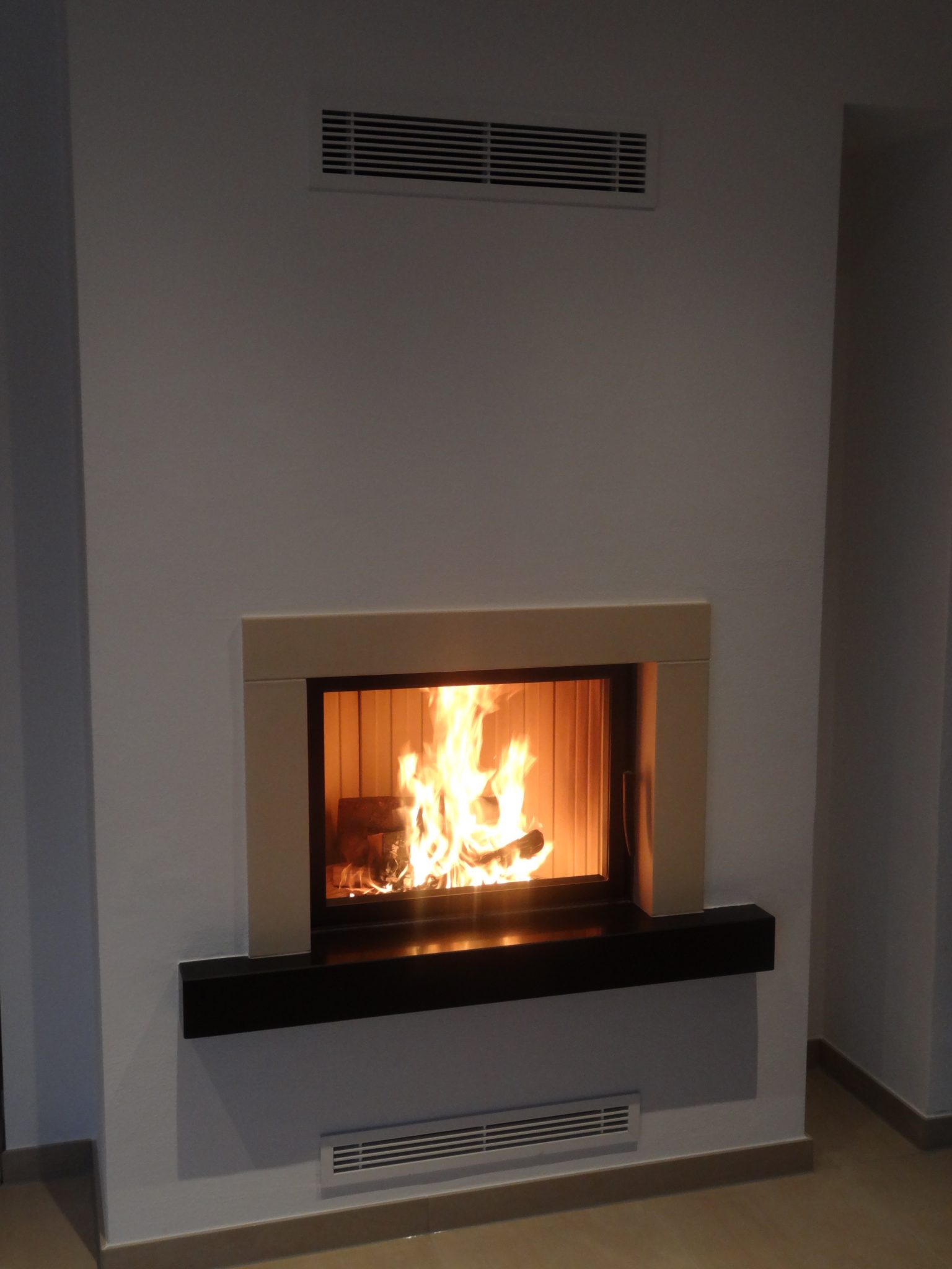 Moderner Kamin