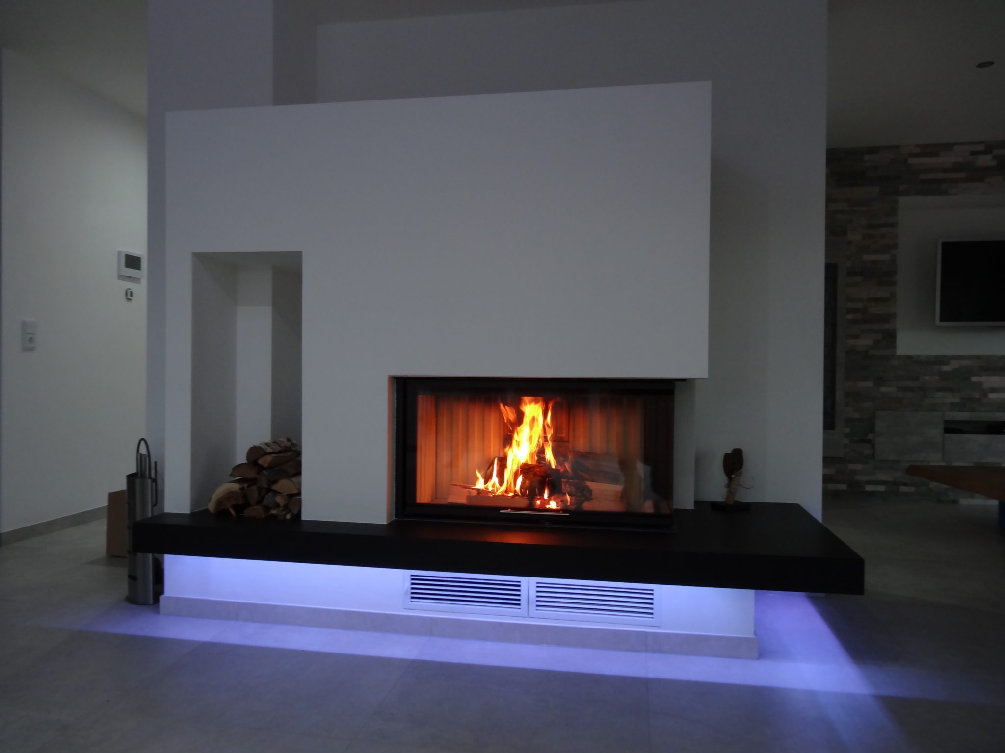 Kamin Modern mit Feuertisch
