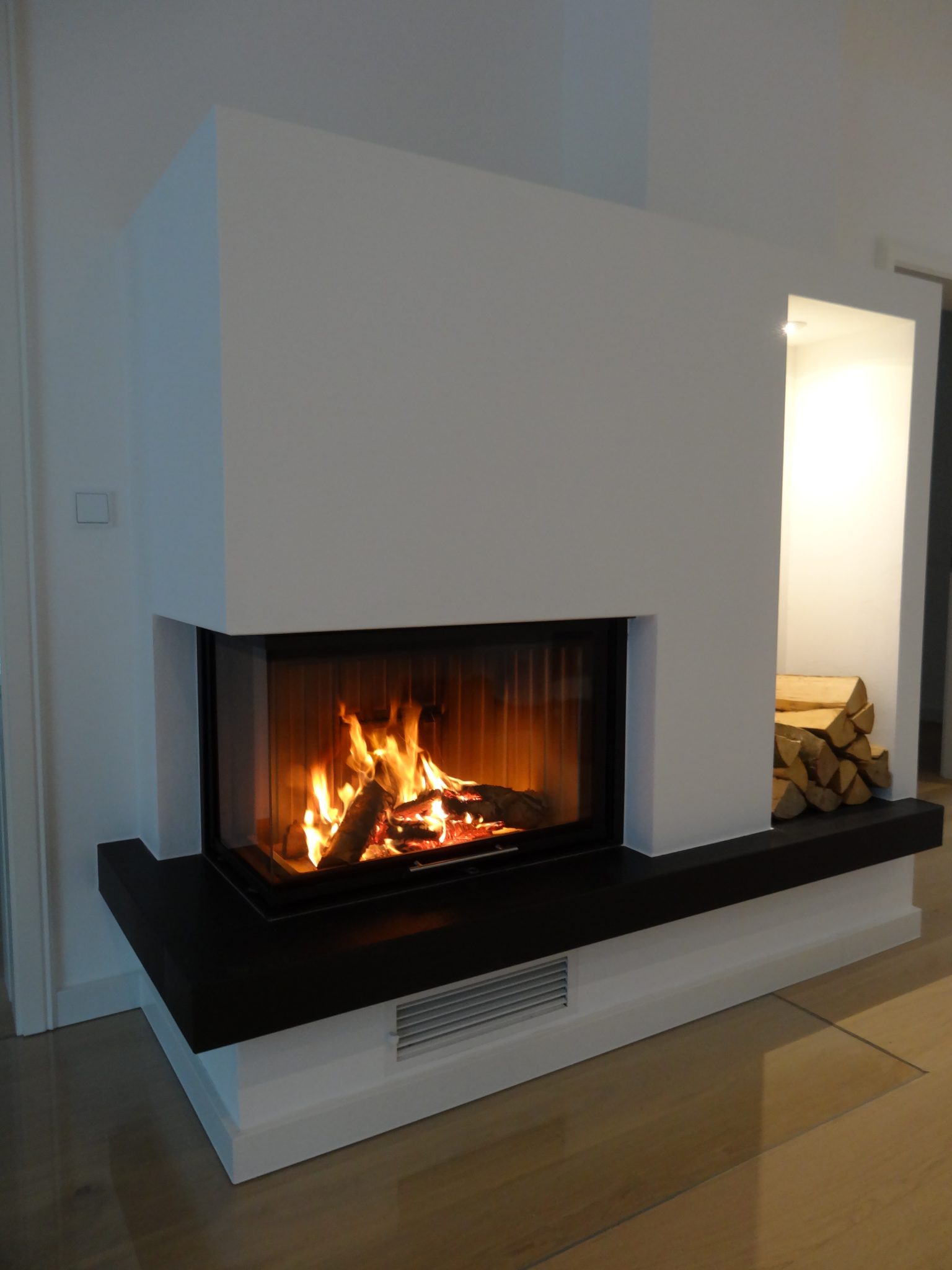 Kamin Modern Eck mit Feuertisch und Nische