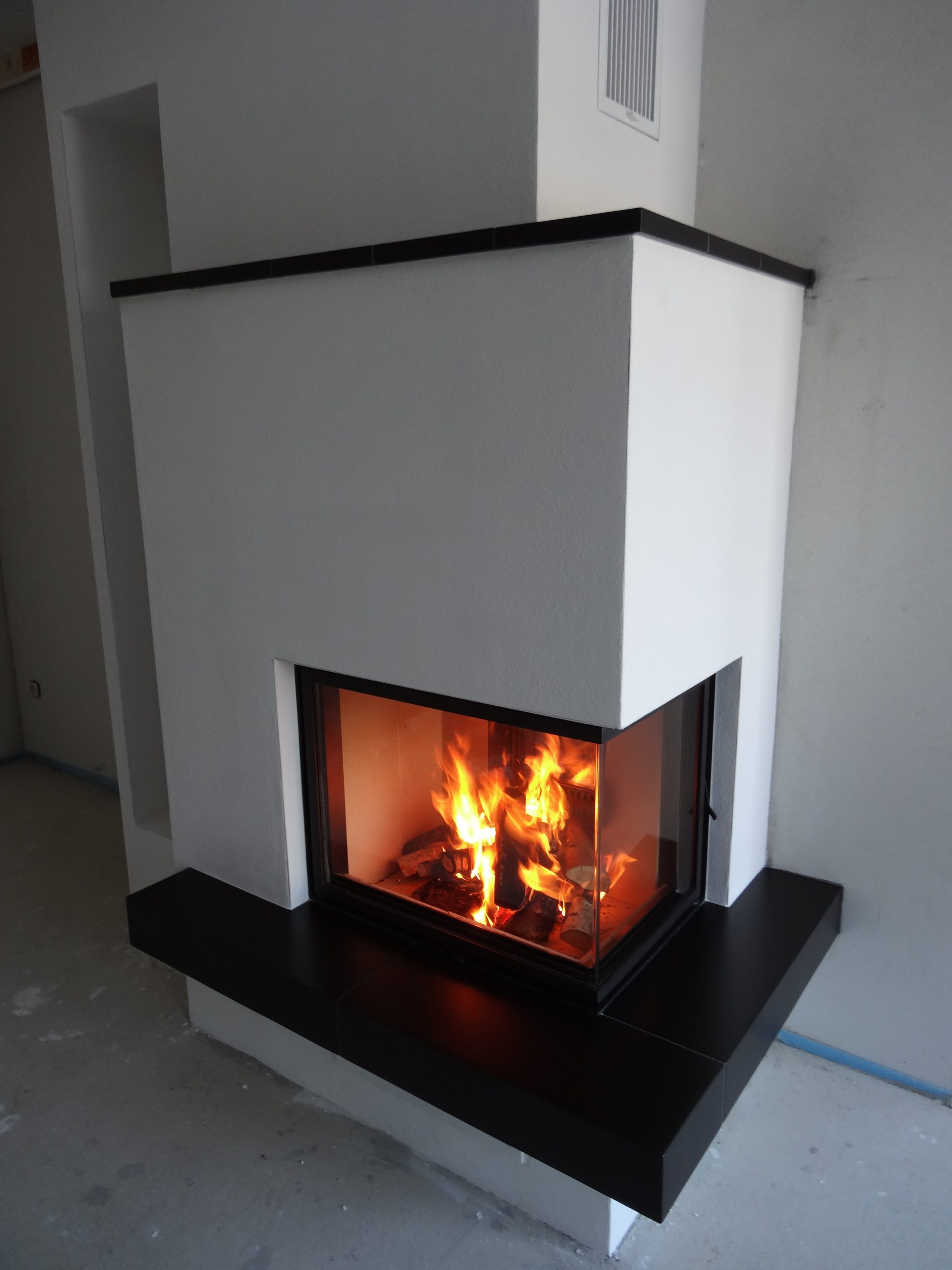 Kamin Modern über Eck mit Feuertisch