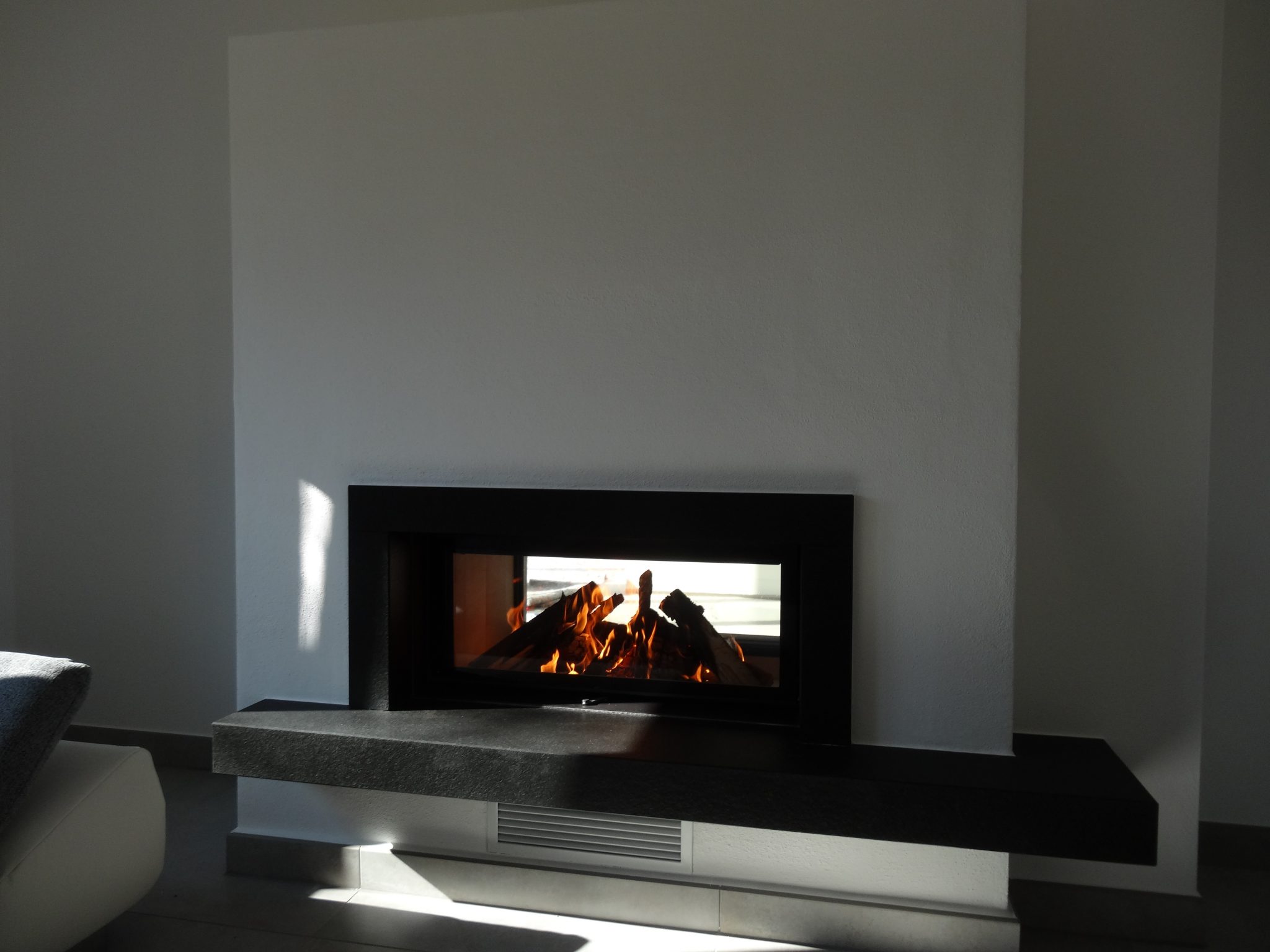 Kamin Tunnel Modern mit Feuertisch